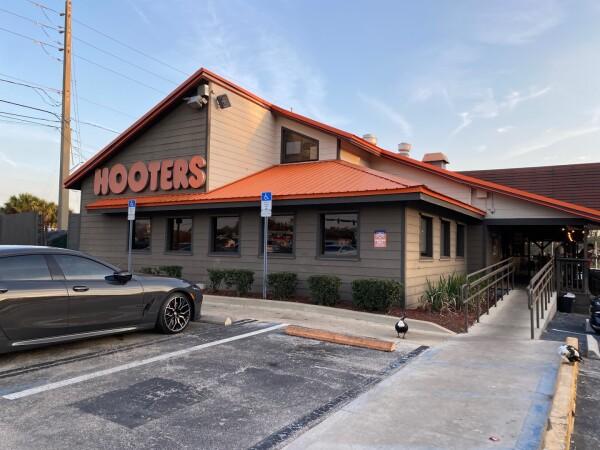 Best Sports Bars in Jacksonville - Hooters @ Jax San Jose