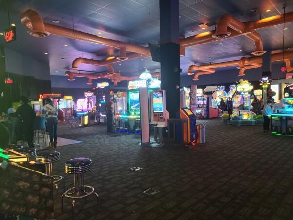 Best Sports Bars in Islandia - Dave & Busters @ Islandia