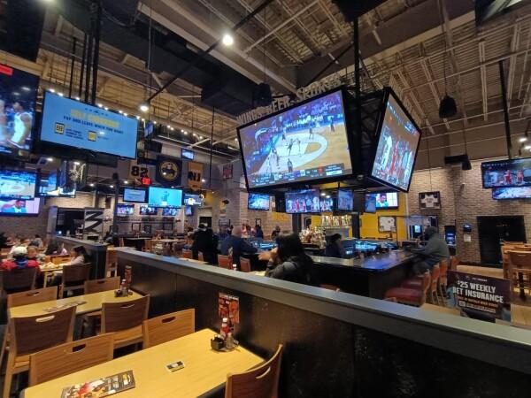 Best Sports Bars in Linden - Buffalo Wild Wings @ Linden, Nj