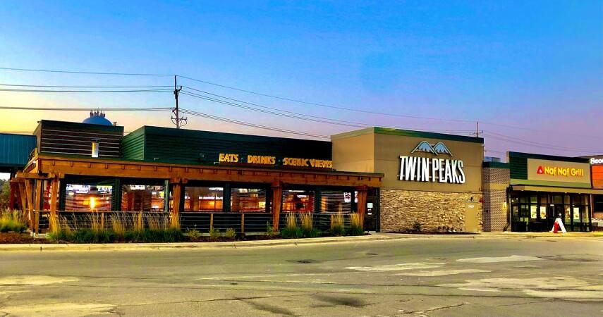 Best Sports Bars in Oakbrook Terrace - Twin Peaks Restaurant @ Oakbrook Terrace