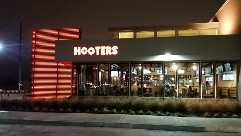 Best Sports Bars in Pearland - Hooters @ Pearland