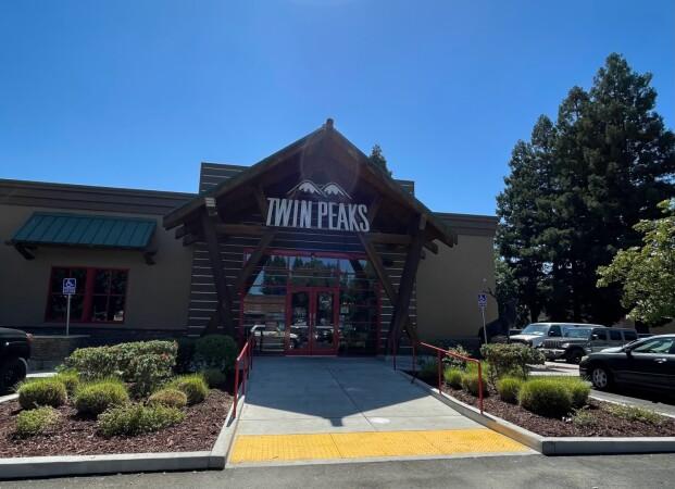 Best Sports Bars in Sacramento - Twin Peaks Restaurant @ Sacramento