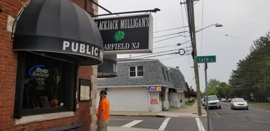 Best Sports Bars in Garfield - Blackjack Mulligans