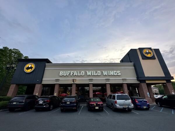 Best Sports Bars in Morganville - Buffalo Wild Wings @ Marlboro, Nj