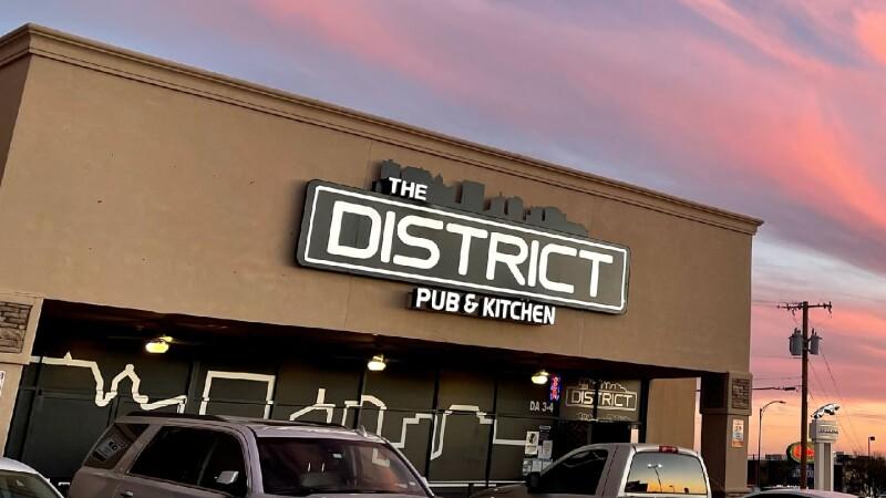 Best Sports Bars in El Paso - District Pub & Kitchen @ 1160 Airway Blvd