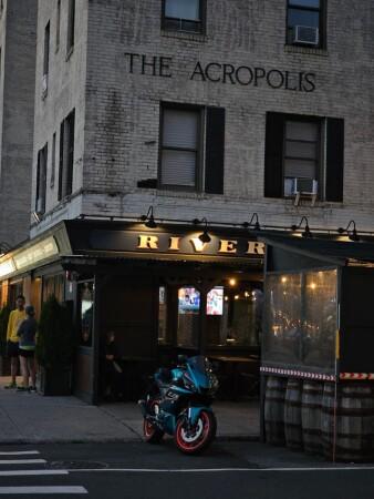 Best Sports Bars in Astoria - Rivercrest