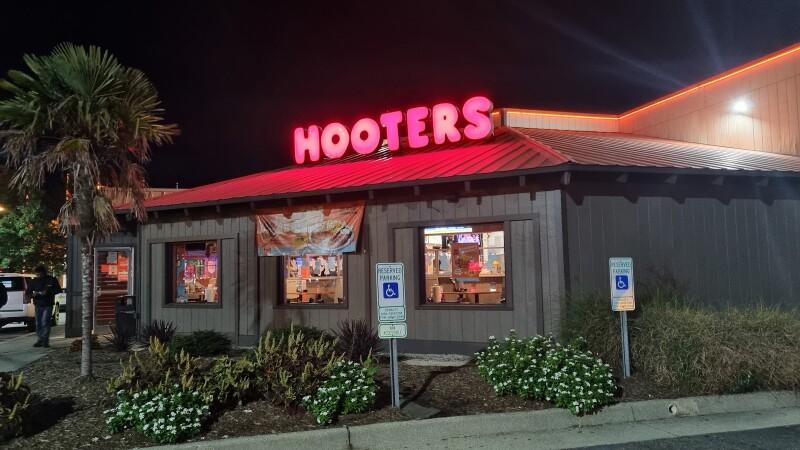 Best Sports Bars in Hampton - Hooters @ Hampton