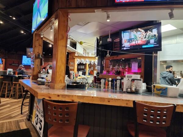 Best Sports Bars in Hampton - Hooters @ Hampton