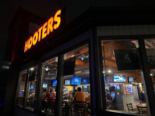 Best Sports Bars in Newport - Hooters @ Newport