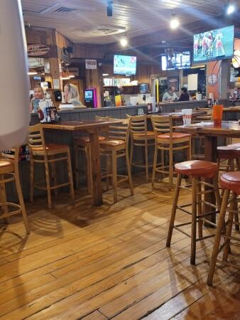 Best Sports Bars in Williamsburg - Hooters @ Williamsburg Va