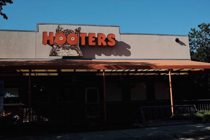 Best Sports Bars in Williamsburg - Hooters @ Williamsburg Va