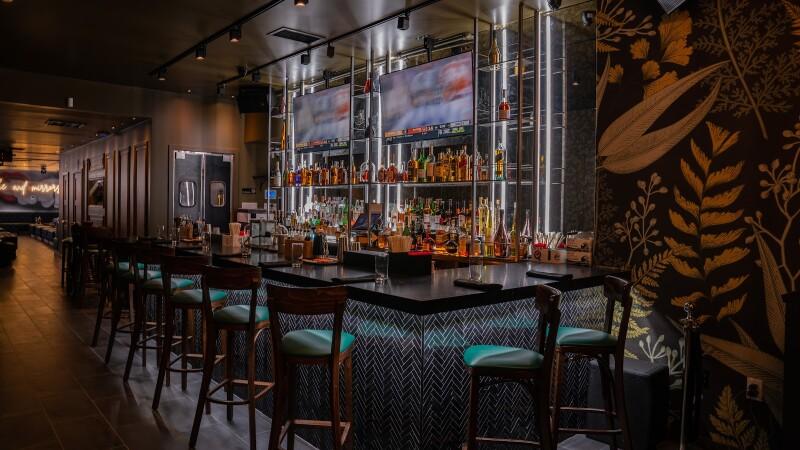 Best Sports Bars in Queens - Smoke & Mirrors