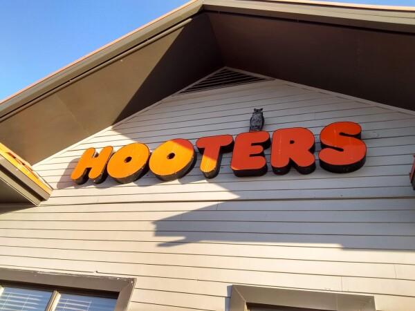 Best Sports Bars in Phoenix - Hooters @ West Phoenix