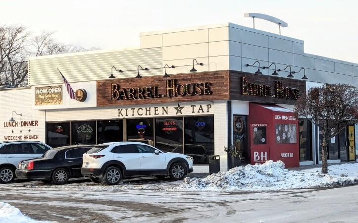 Best Sports Bars in Harwood Heights - Barrel House