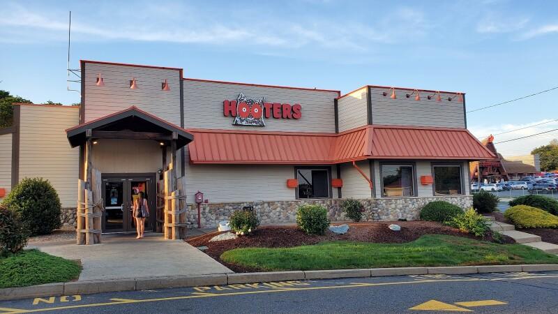 Best Sports Bars in Saugus - Hooters @ Saugus