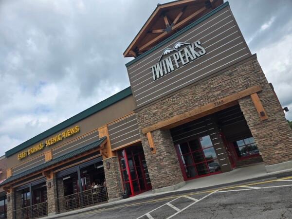 Best Sports Bars in Youngstown - Twin Peaks Restaurant @ Youngstown