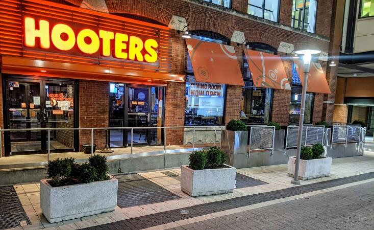 Best Sports Bars in Indianapolis - Hooters @ Indy Downtown