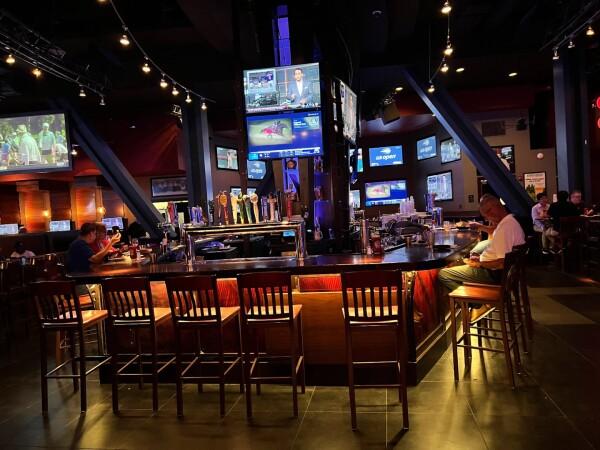 Best Sports Bars in Bensalem - Chickies & Petes @ Parx Casino